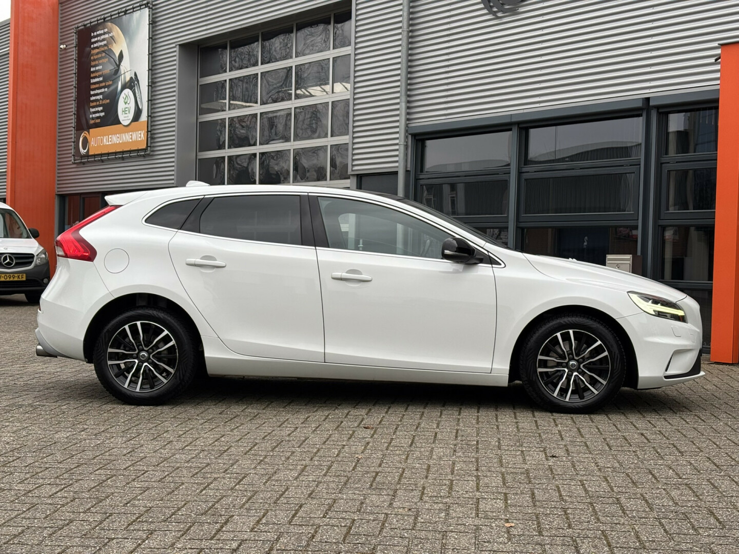 Volvo-V40-17