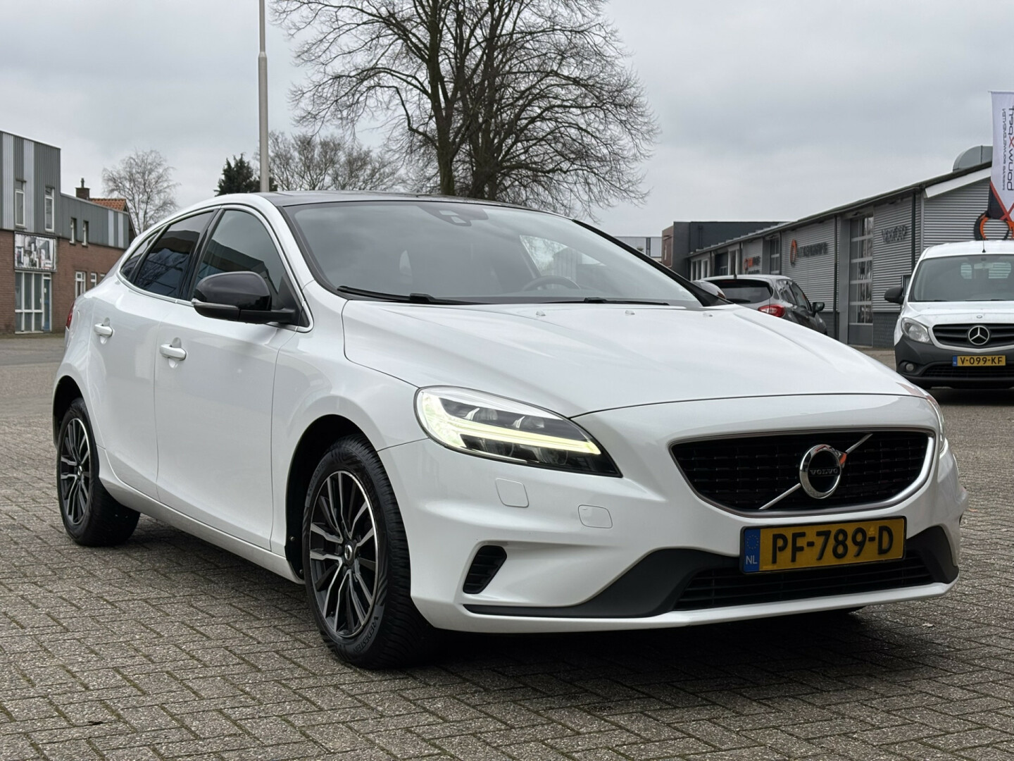 Volvo-V40-24