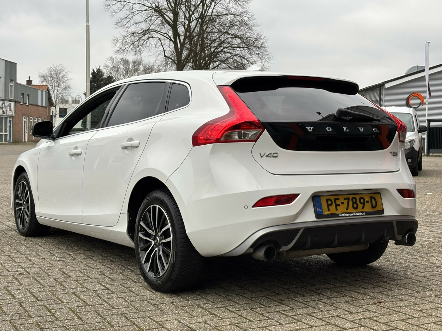 Volvo-V40-25